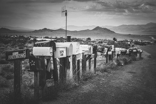 Amerikaanse brievenbussen op een rij in een berglandschap langs route 66