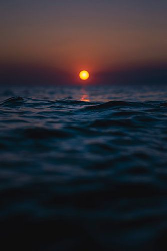 Rote Sonne versinkt im Blauen Meer