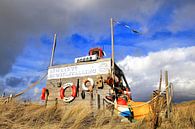 Hollands stilleven van strandjut spullen in de duinen van Ans Houben thumbnail