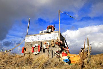 Red, white and blue still life of beach jute items in the dunes by Ans Houben