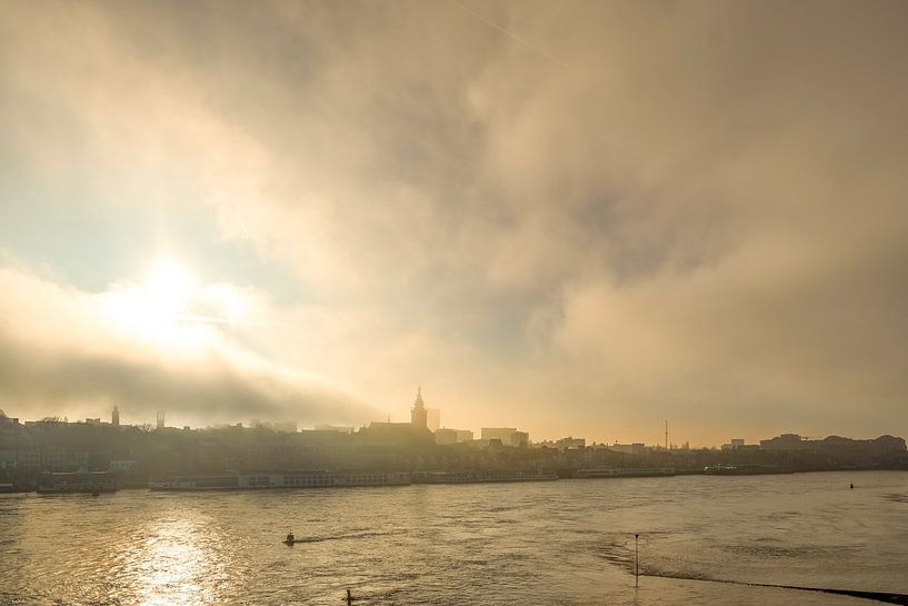 Nijmegen in de mist van Maerten Prins