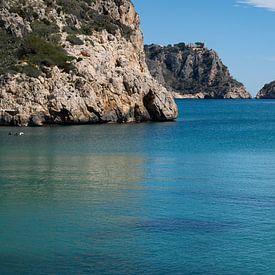 Schilderachtige kliffen en de blauwe Middellandse Zee van Adriana Mueller
