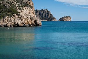 Malerische Klippen und das blaue Mittelmeer