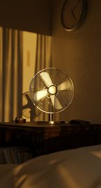 Ventilateur en marche dans la lumière du soir. Concept : vague de chaleur sur Besa Art