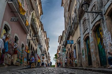 Pelourinho straat in de stad Salvador, Bahia, Brasil van Castro Sanderson