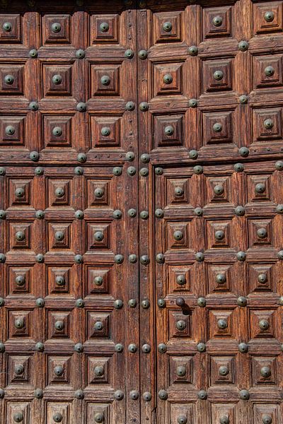 Die Struktur einer alten schweren Holztür von David Esser