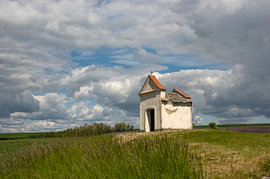Idyllische ländliche Kapelle in Malinky, Tschechien – Wandbild für das Wohnzimmer im ländlichen Stil von Angelus H