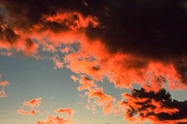 Rote Wolken van Martn Bondzio