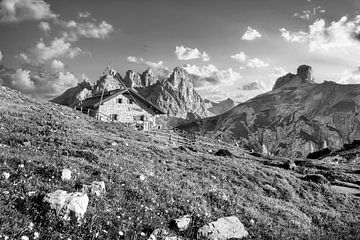 Refuge de montagne idyllique sur l'alpage près des Trois Cimets en noir et blanc sur Manfred Voss, Schwarz-weiss Fotografie