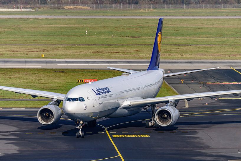 Lufthansa Airbus A330-300 Passagierflugzeug. von Jaap van den Berg