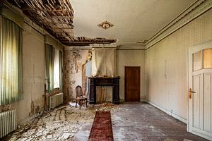 verlaten woonkamer met open haard