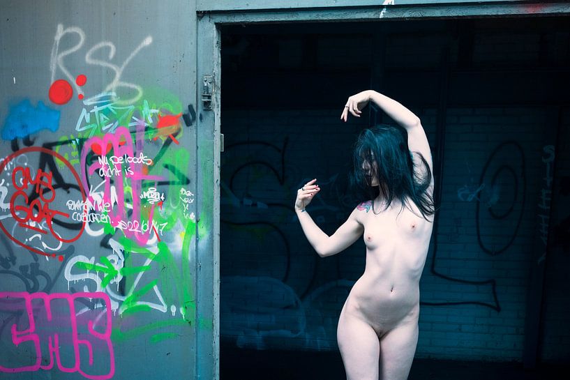 Akt model in verlassen Fabrik mit Graffiti, urbex von Ger Beekes