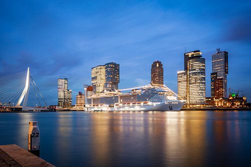 De Cruisterminal in Rotterdam bij zonsondergang