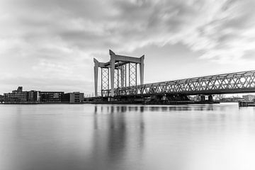 Pont ferroviaire Zwijndrechtse près de Dordrecht, en noir et blanc