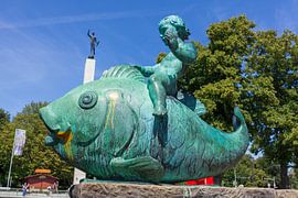 Figure de poisson et colonne de porteurs de torches au Maschsee, Hanovre, Basse-Saxe, Allemagne, Eur sur Torsten Krüger