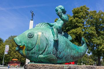 Fischfigur und Fackelträger-Säule am Maschsee, Hannover, Niedersachsen, Deutschland, Europa