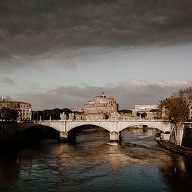 Le pont Ponte Vittorio Emanuele II sur le Tibre sur Isis Sturtewagen