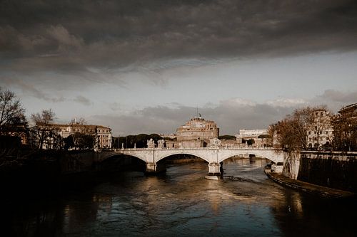 Le pont Ponte Vittorio Emanuele II sur le Tibre sur Isis Sturtewagen