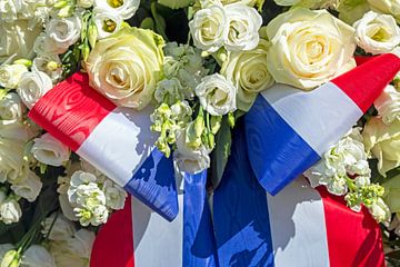 Wreath with flowering roses and the Dutch flag by Eye on You