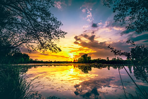 Natürlicher see im Sonnenaufgang mit spiegelung im Wasser