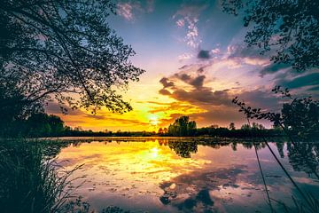 Natuurlijk meer in de zonsopgang met weerspiegeling in het water van Fotos by Jan Wehnert