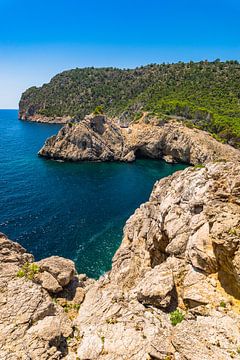 Falaises de la côte rocheuse sur l'île de Majorque, en Méditerranée sur Alex Winter