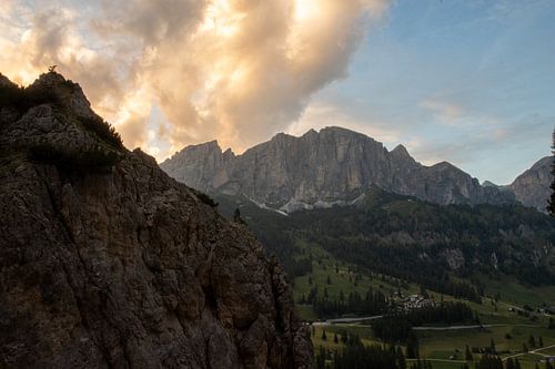 Lueur sur la vallée alpine
