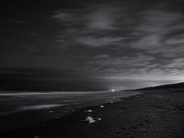 Nachtopnamen van het strand van Heemskerk van Paul Beentjes