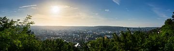 Deutschland, Stuttgart XXL-Skyline-Panorama von oben von adventure-photos
