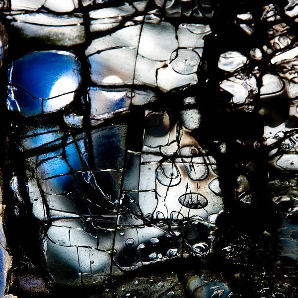 Broken Glass VI van Rob van der Pijll