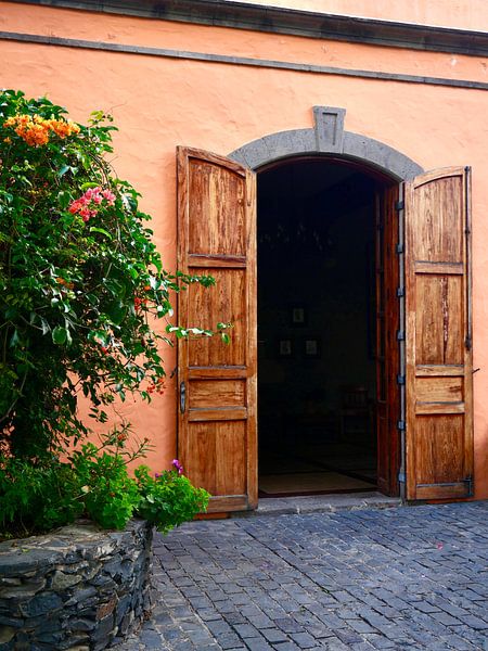 Tür mit Bougainvillea-Blüten auf Gran Canaria von Judith van Wijk