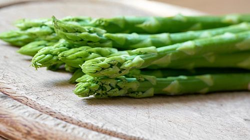 Asperges vertes fraîches dans la cuisine