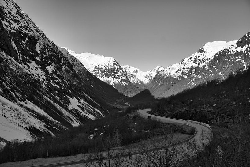 Road leading through the Norwegian high mountains in black and white by Martin Köbsch