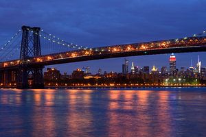 Williamsburg Bridge in New York über den East River am Abend  von Merijn van der Vliet