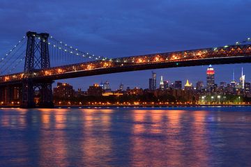 Williamsburg Bridge in New York over East River in de avond  van Merijn van der Vliet