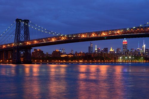 Williamsburg Bridge in New York over East River in de avond 