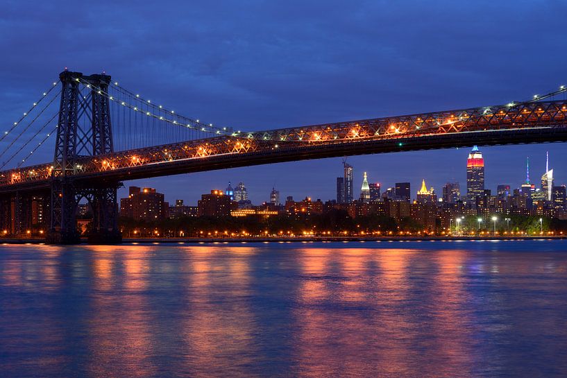 Pont de Williamsburg à New York au-dessus de l'East River, le soir  par Merijn van der Vliet