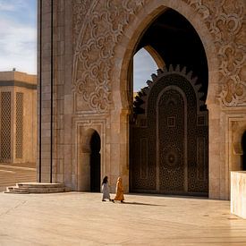 Two women go to pray at the Hassan II mosque in Casablanca by Rene Siebring