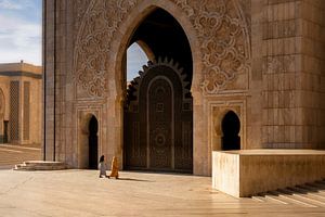 Deux femmes vont prier à la mosquée Hassan II de Casablanca.