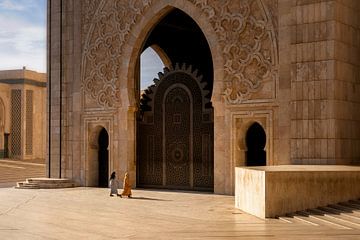 Twee vrouwen gaan bidden in de Hassan II-moskee in Casablanca