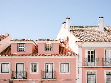 Lissabon Portugal | Rosa Architektonische Reisefotografie Druck | Pastellfarben von Raisa Zwart