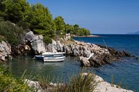 Klein haventje op eiland Hvar, Kroatie