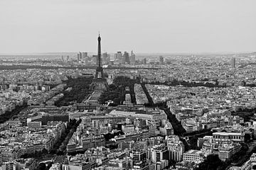 Zwart wit vergezicht van Parijs met Eiffeltoren van Bert Bouwmeester