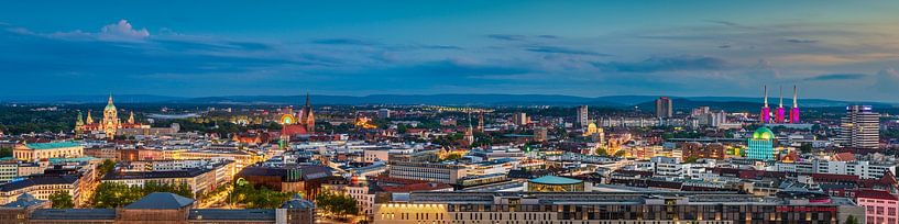 Skyline Panorama von Hannover bei Nacht von Michael Abid
