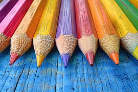 Crayons de couleur sur fond de bois sur Art & Soul Creations
