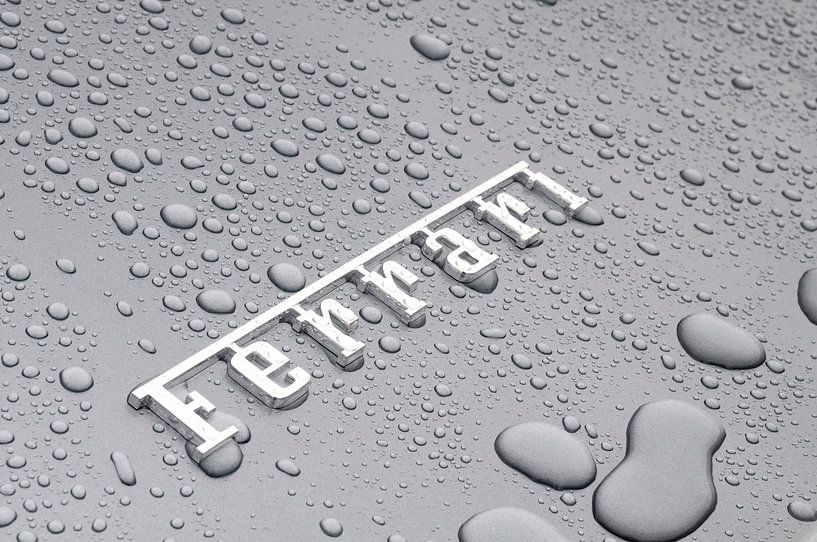 Ferrari embleem op een Ferrari Californië met regendruppels van Sjoerd van der Wal Fotografie