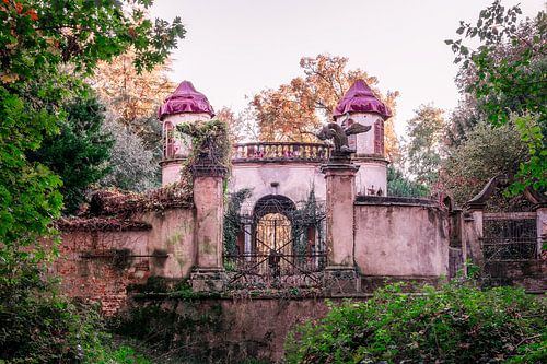 Italië - klein betoverd toegangsportaal tot een kasteel