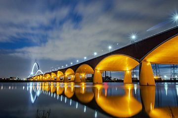 Nijmegen bei Nacht. Die Überquerung von Frank Slaghuis