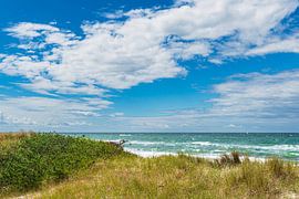 Der Weststrand mit Düne, Wellen und Wolken auf dem Fischland-Da
