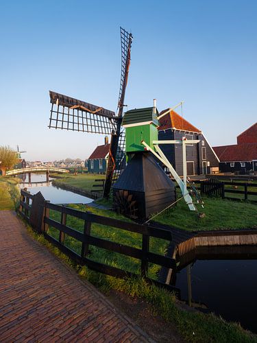 Groene molen aan de kade